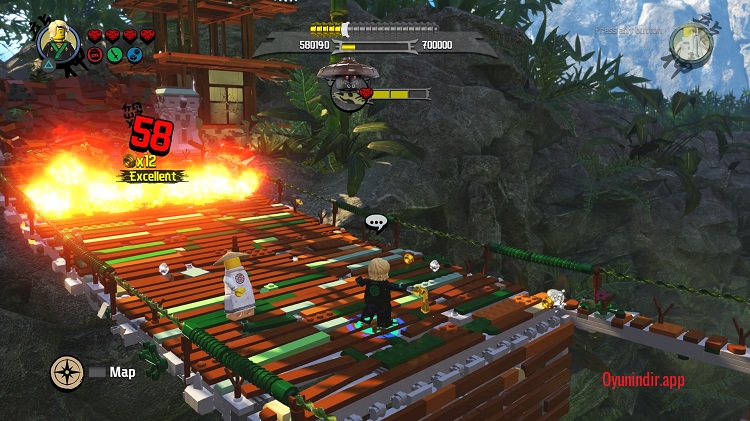 The LEGO NINJAGO Movie Video Game içinde Challenge Dojo alanında karakter gelişimi ve savaş görevleri görülüyor.