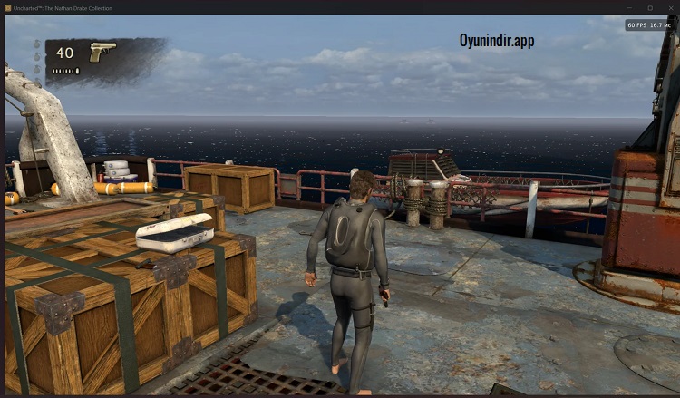 Uncharted The Nathan Drake Collection oyununda Nathan Drake eski bir mağarada renkli taşlarla süslenmiş devasa altın idolün bulunduğu parmaklıklı yapıya tutunarak ilerliyor