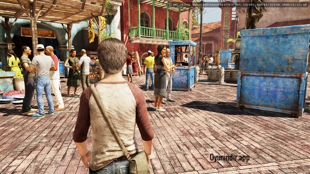 Uncharted The Nathan Drake Collection çatışma sahnesinde Nathan Drake yıkılmış taş kemerlerin ve sık orman bitkilerinin arasında tüfeğiyle düşmanlara ateş ediyor